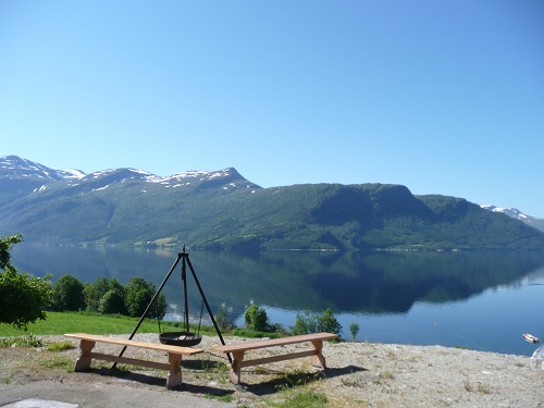 Todalsfjord Norwegen Ferienhaus A 09 Aussenansicht Feuerstelle Schwenkgrill