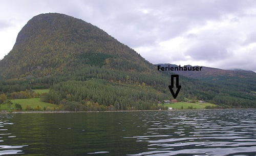 Todalsfjord Norwegen Ferienhaus A 15 Aussenansicht Hausberg Wald Fjord