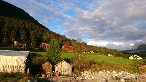 Todalsfjord Ferienhaushaelfte B Ansicht Steg
