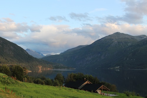 Todalsfjord Norwegen Ferienhaus E 09 Aussen Natur Umgebung Lage Berge.jpg