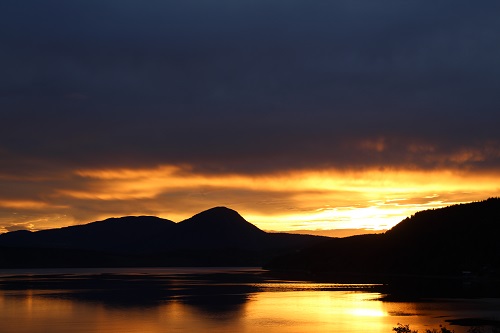 Todalsfjord Norwegen Ferienhaus E 09 Aussen Natur Umgebung Lage Sonnenuntergang.jpg